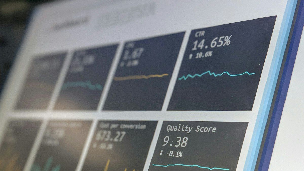 Dashboard metrik iklan dengan angka CTR dan quality score di layar tablet