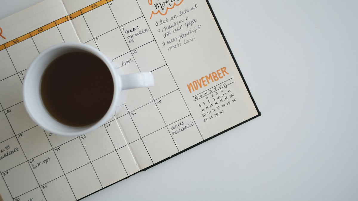 Kalender dan pengingat jadwal di meja kerja