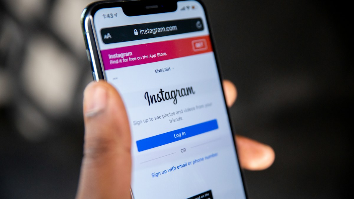 Aplikasi Instagram terbuka di layar smartphone