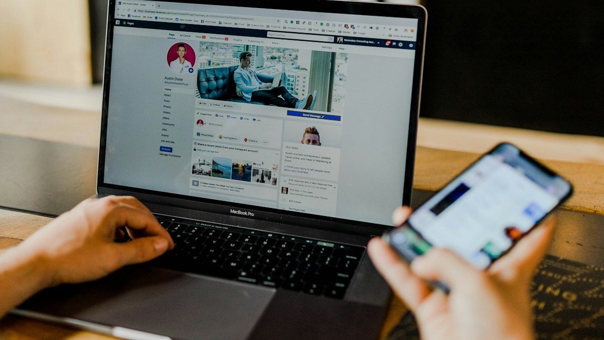 Seseorang bekerja dengan laptop dan smartphone secara bersamaan