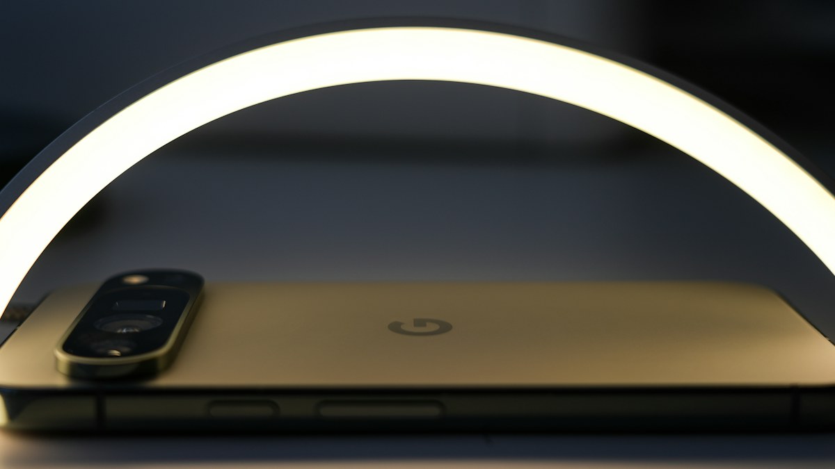 Smartphone dan lampu ring light untuk membuat konten produk
