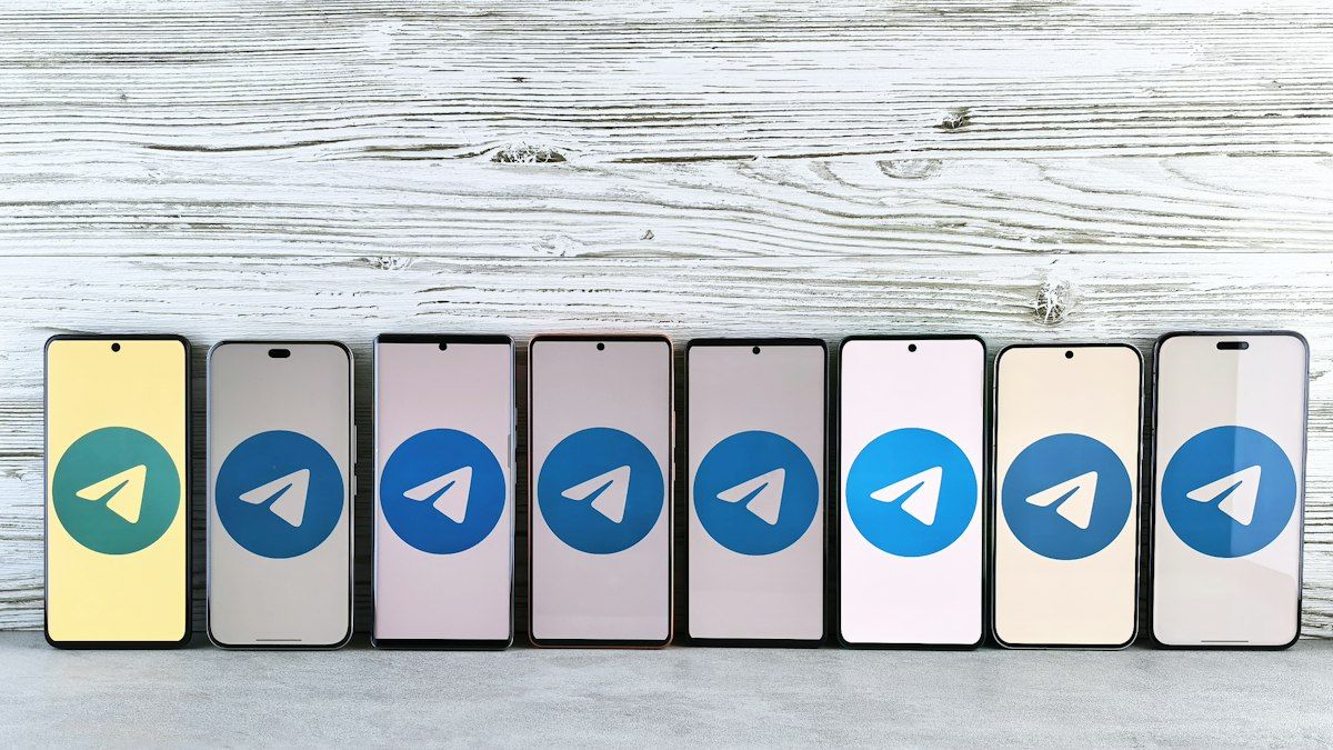 Deretan smartphone dengan logo Telegram di layar