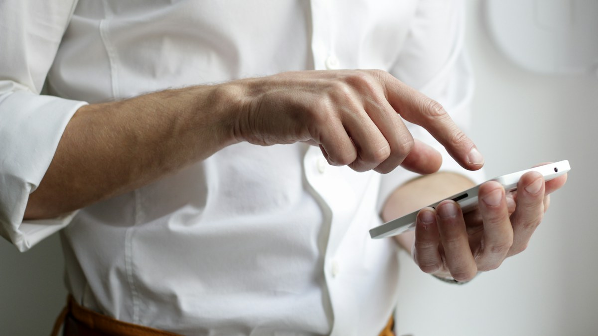 Seseorang mengetik pesan di smartphone