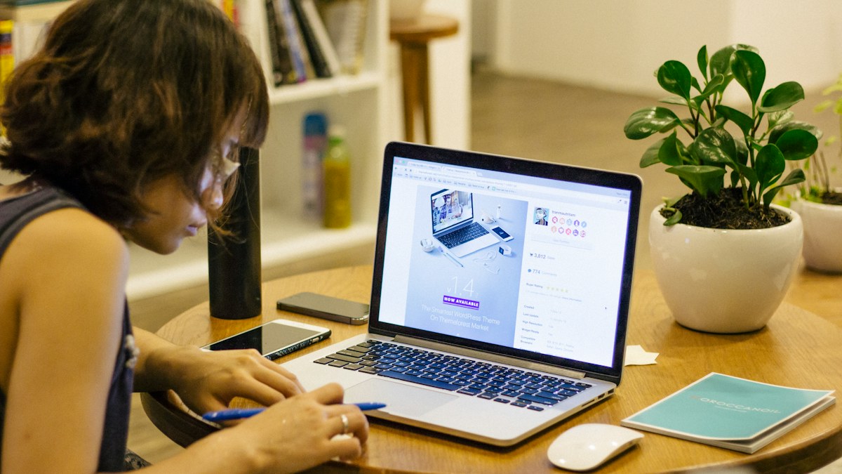 Seseorang menjelajahi website toko online di laptop