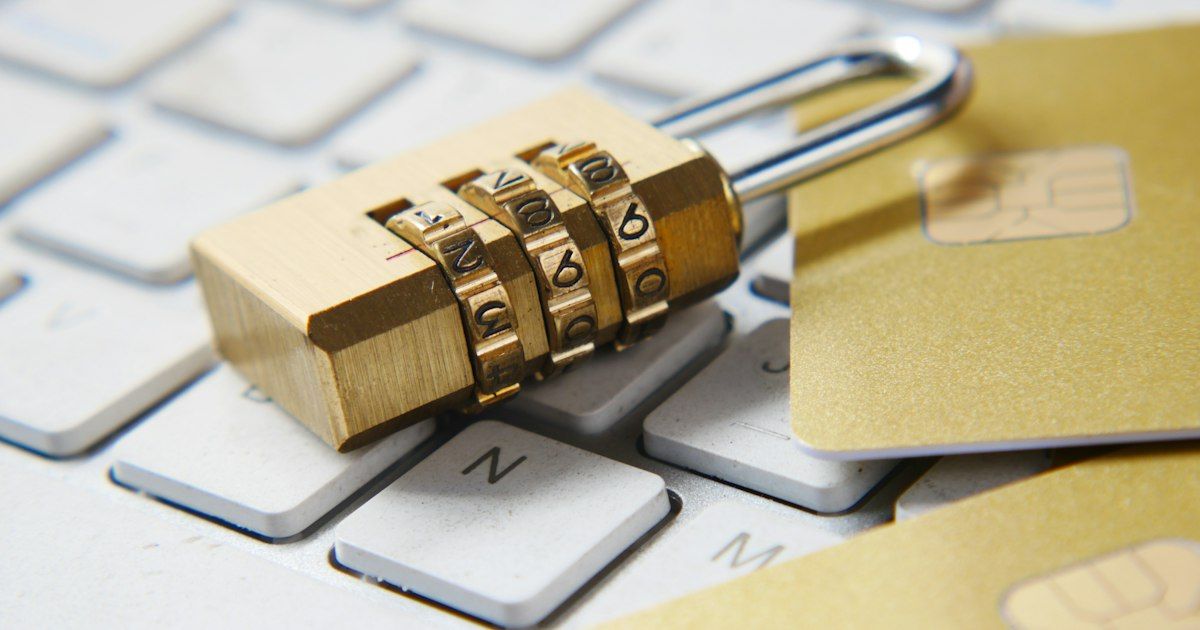 Gembok emas di atas keyboard laptop