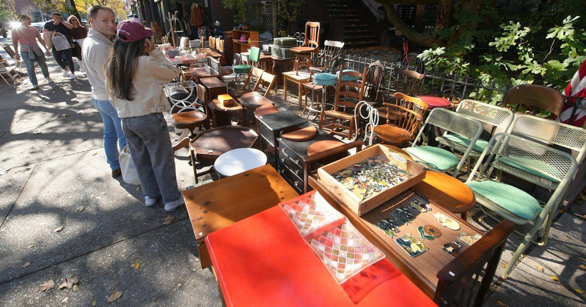 Pasar loak dengan meja berisi furnitur dan barang bekas