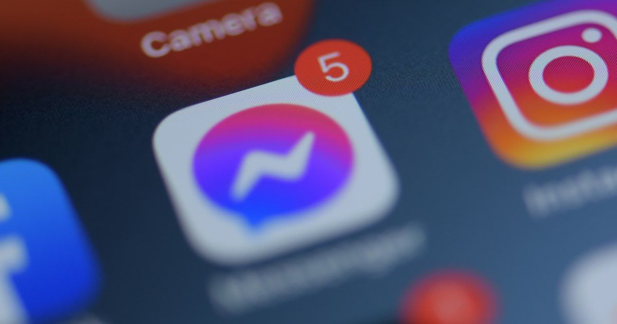 Close-up ikon Messenger dan Instagram di layar smartphone