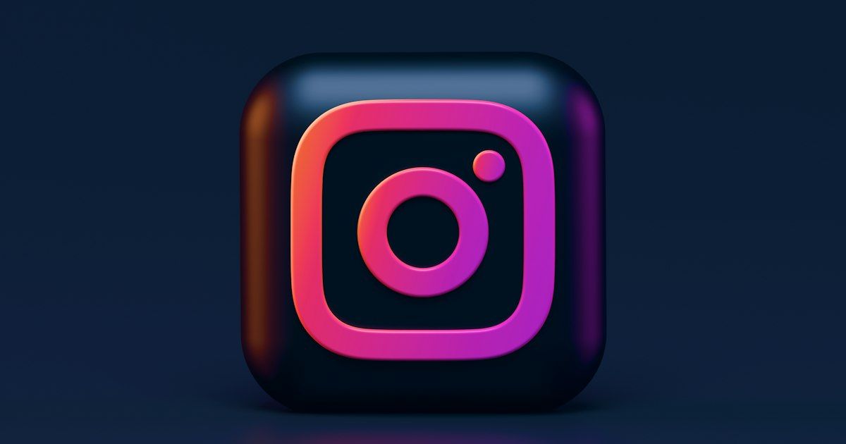 Logo Instagram tiga dimensi dengan latar gelap
