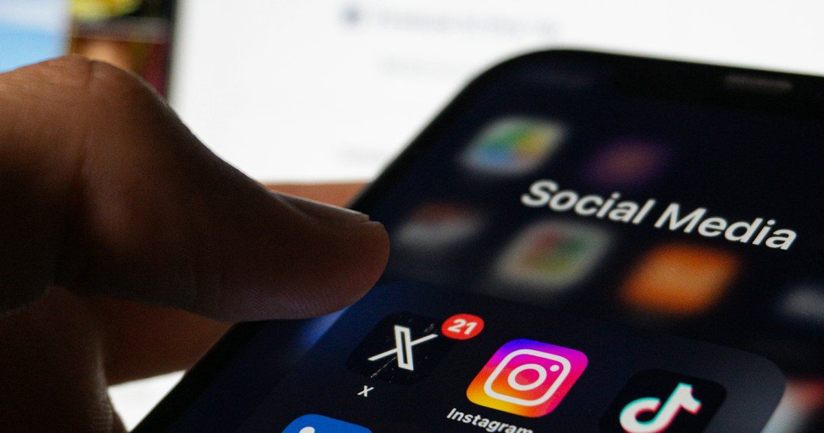 Jari menyentuh layar smartphone dengan ikon media sosial