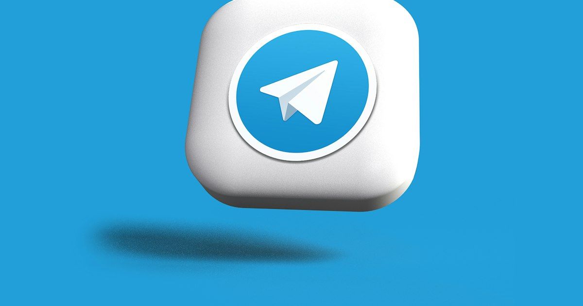 Ikon Telegram putih dan biru dalam bentuk tiga dimensi