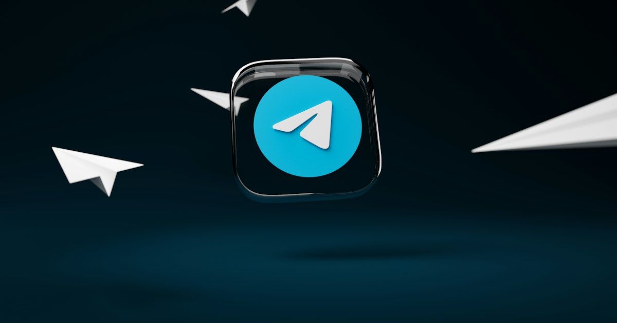 Ikon Telegram di tengah pesawat kertas putih dengan latar gelap