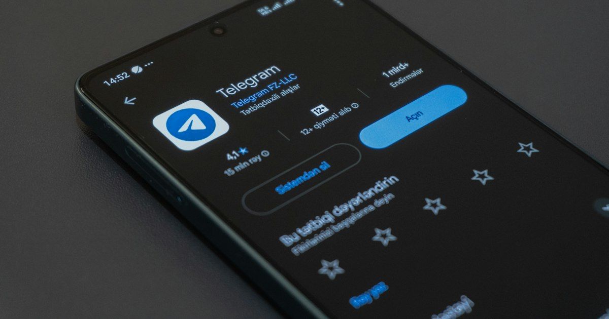 Smartphone menampilkan halaman aplikasi Telegram