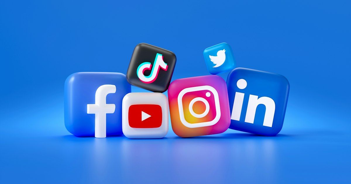 Ikon media sosial tiga dimensi di atas latar biru