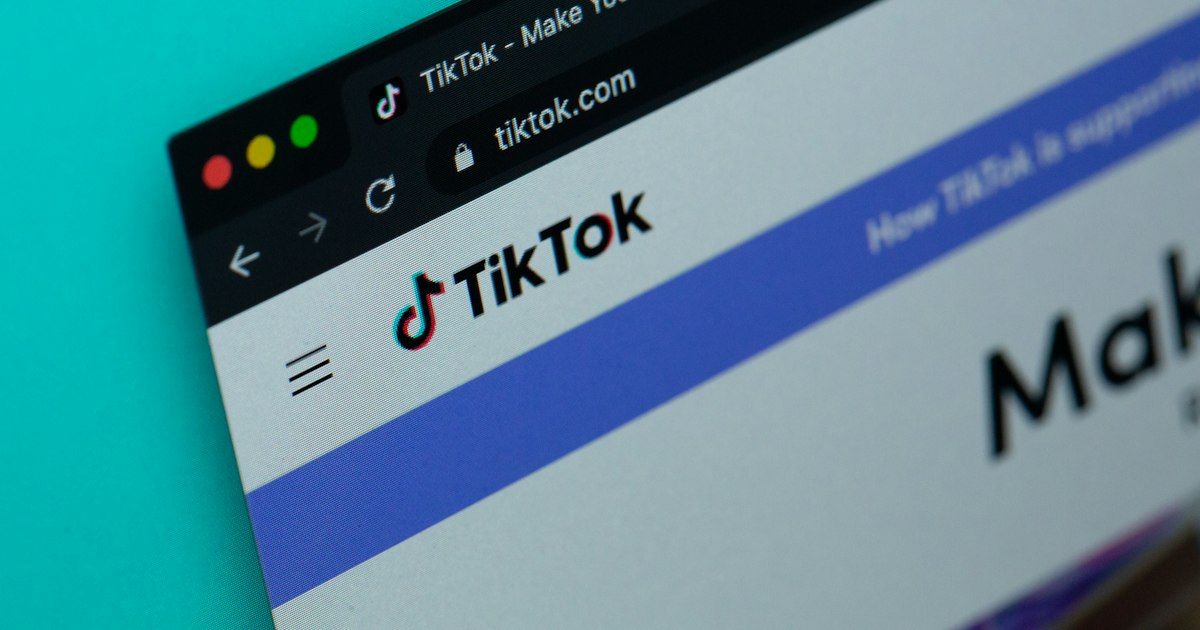 Halaman situs TikTok di layar komputer