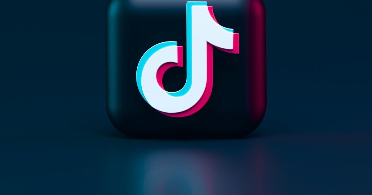 Logo TikTok tiga dimensi dengan latar gelap