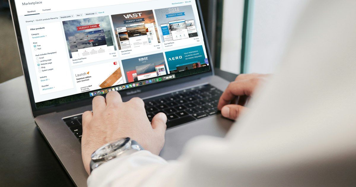 Seseorang menjelajahi website toko online di laptop