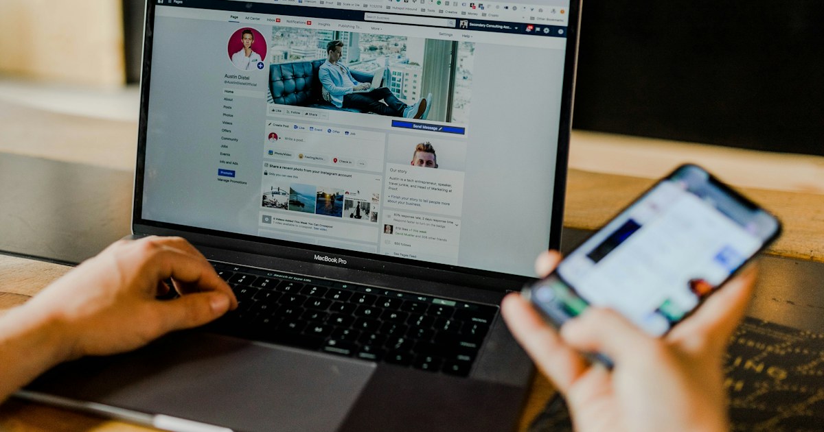 Seseorang memakai laptop dan smartphone bersamaan