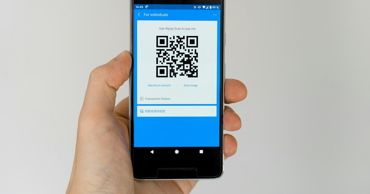 Smartphone menampilkan QR code