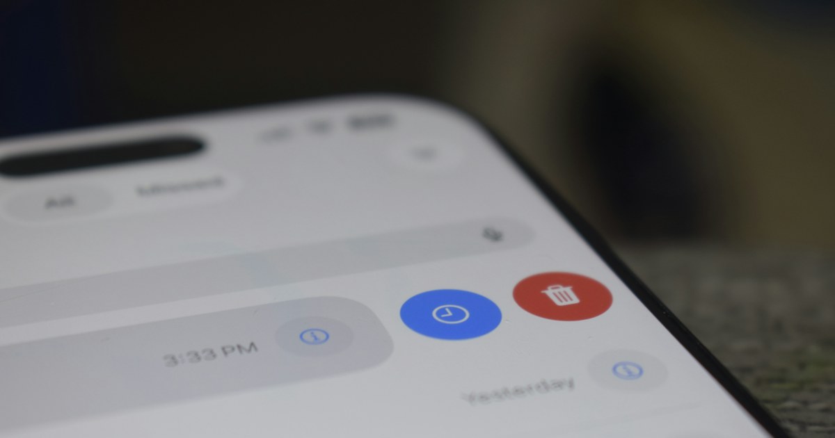 Layar smartphone dengan daftar notifikasi pesan masuk