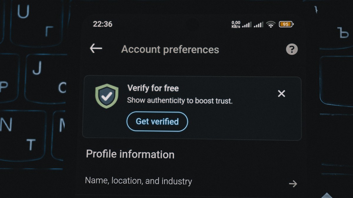 Layar smartphone menampilkan ajakan verifikasi akun untuk meningkatkan kepercayaan