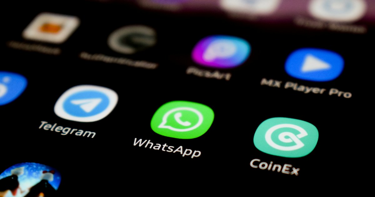 Ikon WhatsApp di layar smartphone sebagai ilustrasi perbandingan aplikasi dan API