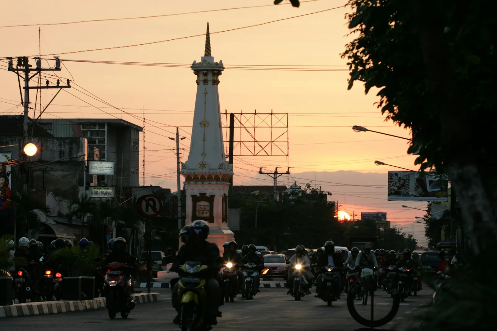 Tugu Yogyakarta saat senja