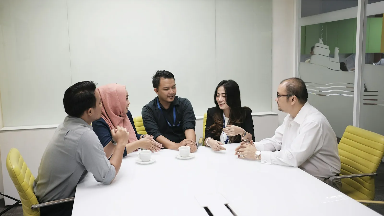 Konsultasi awal bersama klien di ruang rapat