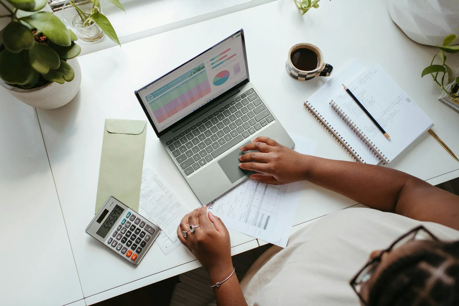 Pembukuan di laptop dengan kalkulator