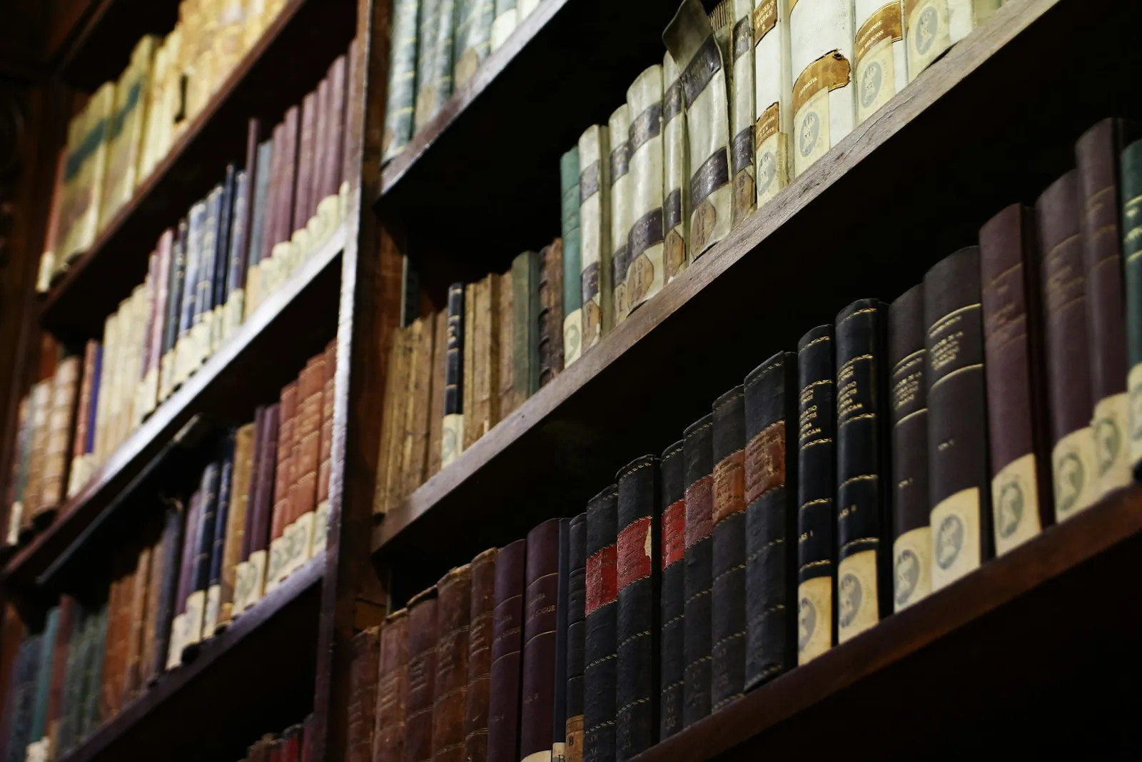 Rak buku hukum dan peraturan