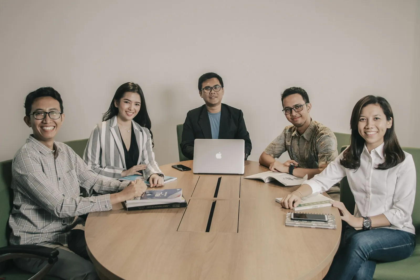Tim konsultan berdiskusi di ruang rapat